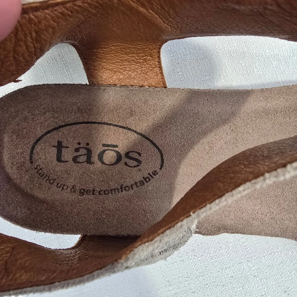 Taos Carousel Wedge Sandals Women 39 8 Grey Floral Silver Medallion